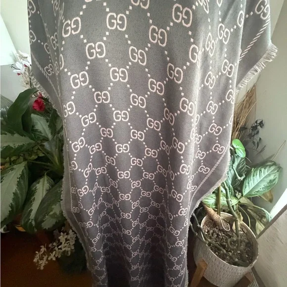 Gucci  Logo Patterned Shawl. - Picture 5 of 16